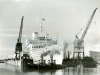 Dockyard IX en Dockyard VIII slepen een passagiersschip
